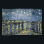 スターリーナイトビンセントファンゴッホ キッチンタオル<br><div class="desc">コーデビルの茅葺きコテージ。ヴィンセント・ウィレム・ヴァン・ゴッホ。濃い青と黄色の色調の夜景。川に橋が架かっている。手前では、男性と女性が堤防に沿って歩くである。星が空輝くにある。パブリックドメインにおける有名な芸術作品の複製。</div>
