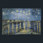 スターリーナイトビンセントファンゴッホ キッチンタオル<br><div class="desc">コーデビルの茅葺きコテージ。ヴィンセント・ウィレム・ヴァン・ゴッホ。濃い青と黄色の色調の夜景。川に橋が架かっている。手前では、男性と女性が堤防に沿って歩くである。星が空輝くにある。パブリックドメインにおける有名な芸術作品の複製。</div>