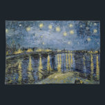 スターリーナイトビンセントファンゴッホ キッチンタオル<br><div class="desc">コーデビルの茅葺きコテージ。ヴィンセント・ウィレム・ヴァン・ゴッホ。濃い青と黄色の色調の夜景。川に橋が架かっている。手前では、男性と女性が堤防に沿って歩くである。星が空輝くにある。パブリックドメインにおける有名な芸術作品の複製。</div>