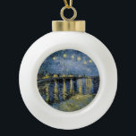 スターリーナイトビンセントファンゴッホ セラミックボールオーナメント<br><div class="desc">コーデビルの茅葺きコテージ。ヴィンセント・ウィレム・ヴァン・ゴッホ。濃い青と黄色の色調の夜景。川に橋が架かっている。手前では、男性と女性が堤防に沿って歩くである。星が空輝くにある。パブリックドメインにおける有名な芸術作品の複製。</div>