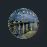 スターリーナイトビンセントファンゴッホ 缶バッジ<br><div class="desc">コーデビルの茅葺きコテージ。ヴィンセント・ウィレム・ヴァン・ゴッホ。濃い青と黄色の色調の夜景。川に橋が架かっている。手前では、男性と女性が堤防に沿って歩くである。星が空輝くにある。パブリックドメインにおける有名な芸術作品の複製。</div>