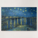 スターリーナイト・オーバー・ザ・リバー・ローネ(ヴァン・ゴッホ) ジグソーパズル<br><div class="desc">このデザインは絵画、オランダ後印象派の画家ヴィンセント・ファン・ゴッホ(1853-1890)の作品を取り上げ、西洋美術の歴史の中で最も影響力のある姿の一つと広く認められている。それは風景絵画で、ローヌ川の岸から夜にアーレスの都市を示している。ゴッホは彼のシーンに選絵画択した彼は、ラーンの輝く青い水の向こうにアーレスのガス照明の反射をキャプチャすることを許可した。男と女絵画は、おそらく2人の恋人で、川の土手を歩いている。このオリジナルのアートワークは1888年に生産され、現在はフランスのパリのオルセー美術館に収蔵されている。</div>