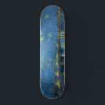 スターリーナイト・オーバー・ザ・リバー・ローネ(ヴァン・ゴッホ) スケートボード<br><div class="desc">このデザインは絵画、オランダ後印象派の画家ヴィンセント・ファン・ゴッホ(1853-1890)の作品を取り上げ、西洋美術の歴史の中で最も影響力のある姿の一つと広く認められている。それは風景絵画で、ローヌ川の岸から夜にアーレスの都市を示している。ゴッホは彼のシーンに選絵画択した彼は、ラーンの輝く青い水の向こうにアーレスのガス照明の反射をキャプチャすることを許可した。男と女絵画は、おそらく2人の恋人で、川の土手を歩いている。このオリジナルのアートワークは1888年に生産され、現在はフランスのパリのオルセー美術館に収蔵されている。</div>
