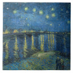 スターリーナイト・オーバー・ザ・リバー・ローネ(ヴァン・ゴッホ) タイル<br><div class="desc">このデザインは絵画、オランダ後印象派の画家ヴィンセント・ファン・ゴッホ(1853-1890)の作品を取り上げ、西洋美術の歴史の中で最も影響力のある姿の一つと広く認められている。それは風景絵画で、ローヌ川の岸から夜にアーレスの都市を示している。ゴッホは彼のシーンに選絵画択した彼は、ラーンの輝く青い水の向こうにアーレスのガス照明の反射をキャプチャすることを許可した。男と女絵画は、おそらく2人の恋人で、川の土手を歩いている。このオリジナルのアートワークは1888年に生産され、現在はフランスのパリのオルセー美術館に収蔵されている。</div>