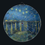 スターリーナイト・オーバー・ザ・リバー・ローネ(ヴァン・ゴッホ) ダーツボード<br><div class="desc">このデザインは絵画、オランダ後印象派の画家ヴィンセント・ファン・ゴッホ(1853-1890)の作品を取り上げ、西洋美術の歴史の中で最も影響力のある姿の一つと広く認められている。それは風景絵画で、ローヌ川の岸から夜にアーレスの都市を示している。ゴッホは彼のシーンに選絵画択した彼は、ラーンの輝く青い水の向こうにアーレスのガス照明の反射をキャプチャすることを許可した。男と女絵画は、おそらく2人の恋人で、川の土手を歩いている。このオリジナルのアートワークは1888年に生産され、現在はフランスのパリのオルセー美術館に収蔵されている。</div>