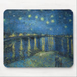 スターリーナイト・オーバー・ザ・リバー・ローネ(ヴァン・ゴッホ) マウスパッド<br><div class="desc">このデザインは絵画、オランダ後印象派の画家ヴィンセント・ファン・ゴッホ(1853-1890)の作品を取り上げ、西洋美術の歴史の中で最も影響力のある姿の一つと広く認められている。それは風景絵画で、ローヌ川の岸から夜にアーレスの都市を示している。ゴッホは彼のシーンに選絵画択した彼は、ラーンの輝く青い水の向こうにアーレスのガス照明の反射をキャプチャすることを許可した。男と女絵画は、おそらく2人の恋人で、川の土手を歩いている。このオリジナルのアートワークは1888年に生産され、現在はフランスのパリのオルセー美術館に収蔵されている。</div>
