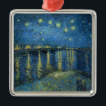 スターリーナイト・オーバー・ザ・リバー・ローネ(ヴァン・ゴッホ) メタルオーナメント<br><div class="desc">このデザインは絵画、オランダ後印象派の画家ヴィンセント・ファン・ゴッホ(1853-1890)の作品を取り上げ、西洋美術の歴史の中で最も影響力のある姿の一つと広く認められている。それは風景絵画で、ローヌ川の岸から夜にアーレスの都市を示している。ゴッホは彼のシーンに選絵画択した彼は、ラーンの輝く青い水の向こうにアーレスのガス照明の反射をキャプチャすることを許可した。男と女絵画は、おそらく2人の恋人で、川の土手を歩いている。このオリジナルのアートワークは1888年に生産され、現在はフランスのパリのオルセー美術館に収蔵されている。</div>