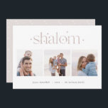 スターレッドつながり | Hanukkahフォトコラージュ シーズンカード<br><div class="desc">ハヌカーの挨拶を友人や家族にシックなスタイルで私たちの写真カードエレガントで送る。コラージュ形式で並べた四角い写真お気に入りのの3枚を収めるようにデザインされたカードは、あなたのの挨拶カスタム（「歓喜のハヌカー」と表示）と下を中心とした家族名を備えている。小さな星にアクセントを付けた複雑に結合されたセリフレタリングの上に「シャロム」と挨拶が現れる。</div>