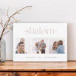 スターレッドつながり | Hanukkahフォトコラージュ シーズンカード<br><div class="desc">ハヌカーの挨拶を友人や家族にシックなスタイルで私たちの写真カードエレガントで送る。コラージュ形式で並べた四角い写真お気に入りのの3枚を収めるようにデザインされたカードは、あなたのの挨拶カスタム（「歓喜のハヌカー」と表示）と下を中心とした家族名を備えている。小さな星にアクセントを付けた複雑に結合されたセリフレタリングの上に「シャロム」と挨拶が現れる。</div>