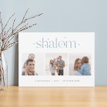 スターレッドつながり | Hanukkahフォトコラージュ シーズンカード<br><div class="desc">ハヌカーの挨拶を友人や家族にシックなスタイルで私たちの写真カードエレガントで送る。コラージュ形式で並べた四角い写真お気に入りのの3枚を収めるようにデザインされたカードは、あなたのの挨拶カスタム（「歓喜のハヌカー」と表示）と下を中心とした家族名を備えている。小さな星にアクセントを付けた複雑に結合されたセリフレタリングの上に「シャロム」と挨拶が現れる。</div>