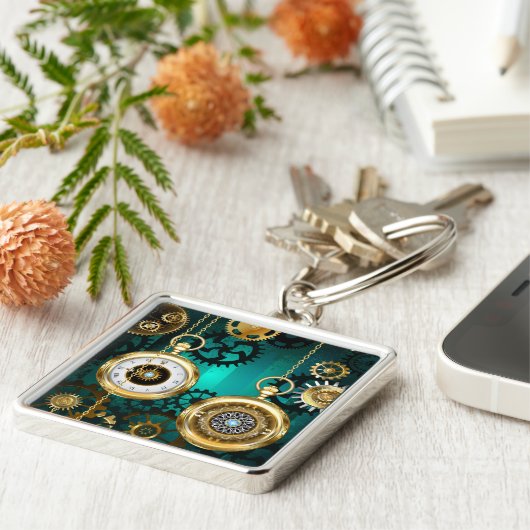 スチームパンクジュエリーが緑の背景で見守る キーホルダー (側面)