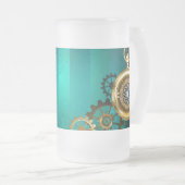 スチームパンクジュエリーウォッチを緑の背景 フロストグラスビールジョッキ (正面右)