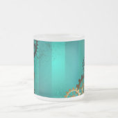 スチームパンクジュエリーウォッチを緑の背景 フロストグラスマグカップ (中央)