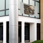 スチームパンクタイムマシン – ヴィンテージ宝箱 横断幕 (ビルの外側)