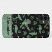 スチームパンク風の緑青色のギアとカスタム名入りのカラス Case-Mate iPhoneケース (裏面(横))