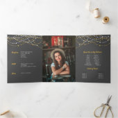 スチールグレーと金ゴールド写真キンセアニェラ 三つ折り招待状 (内部)