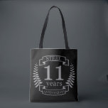 スチール結婚十一周年記念11年 トートバッグ<br><div class="desc">11年祝の結婚のデザイン。このデザインは黒い背景に灰色（スチール）のローレルデザインを付けている。この大事な行事は伝統的スチールが贈り物だ。文字ス読テール11周年。結婚11年目祝のロマンチックなデザイン。このもしデザインの救済下に連絡頼カスタマイズ、彼らはこの文字の下にあるデザイナーのボタンです。</div>