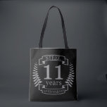 スチール結婚十一周年記念11年 トートバッグ<br><div class="desc">11年祝の結婚のデザイン。このデザインは黒い背景に灰色(スチール)のローレルデザインを付けている。この大事な行事は伝統的スチールが贈り物だ。文字ス読テール11周年。結婚11年目祝のロマンチックなデザイン。このもしデザインの救済下に連絡頼カスタマイズ、彼らはこの文字の下にあるデザイナーのボタンです。</div>