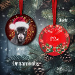 スッシーPygmyヤギSanta Hatクリスマスオーナメント セラミックオーナメント<br><div class="desc">彼女の絵を描サンタハットで、この可愛くて生意気なPygmyヤギの手のポートレート-金ゴールドの雪の結晶と深い深紅の赤い背景きらめく。あなたのホリデーギフトの与えためのヤギのクリスマスオーナメント、クリスマスツリーまたは窓のオーナメントカスタマイズは、バックの日付</div>