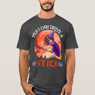 スティックおもしろいハロウィンパグ犬の魔女Flを駆動できる Tシャツ