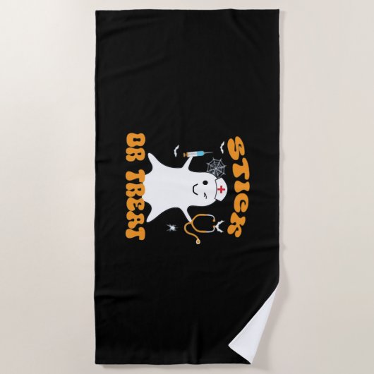 スティックまたは治療ナース面白いハロウィーンの衣装エッセン ビーチタオル (正面)