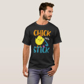 スティックを持つフィールドホッケーチキン Tシャツ (正面フル)