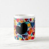 スティックスフィギュア愛:大きなハートと背カラフル景 コーヒーマグカップ (中央)