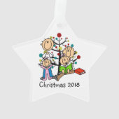 スティックフィギュア両親、2女の子ホリデーオーナメント オーナメント (裏面)