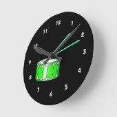 スティック付きの緑のスネアグラフィック ラウンド壁時計 (傾斜)