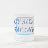 ステイアラートステイセーフブルー文字安全認識度 フロストグラスマグカップ (中央)