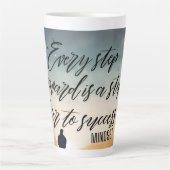 ステイインスパイア-やる気を起こさせるデザインと隆起 カフェラテマグ (正面)