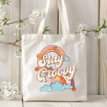ステイグルービーレトロレインボーフラワーズタイポグラフィ トートバッグ<br><div class="desc">Stay Groovyレトロレインボー花タイポグラフィトートバッグは、雲、虹と花でアクセントを与えられたレトロなスクリプトタイポグラフィで文字「Stay Groovy」を備えている。誕生日、クリスマス、母の日、友達、姉妹など、彼女のための最高の贈り物として完璧な。Evco Studioによる設計www.zazzle.com/store/evcostudio</div>