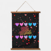 ステイストロングタイポグラフィ 吊り下げ型タペストリー (正面)