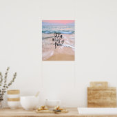 ステイワイルドフリー美しいビーチと海 ポスター (キッチン)