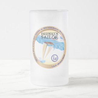 ステインを飲んでいる公式の酔った船員 フロストグラスビールジョッキ