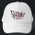 ステイ不気味ウィッチウィッチハロウィーンおもしろい キャップ<br><div class="desc">Tシャツ「ステイ・ウィッチ」でハロウィン不気味の魅力をおもしろい引き出す。最も不気味なシーズンとして、邪悪なユーモアと不気味なスタイルの祝世界に潜り込む。ユーモアの祝ひねりを伴うシーズン。不気味で面白い表現を作る。あなたのハロウィーンのワードローブに魅力的な追加は、確実にスマイルを楽しむ。</div>