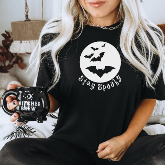 ステイ不気味ハロウィーンティー – こうもり飛んでいる過去ムーン Tシャツ