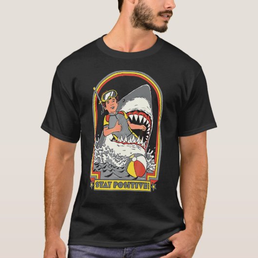 ステイ前向きシャークアタックヴィンテージレトロコメディ Tシャツ (正面)