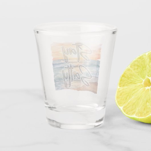 ステイ塩辛いビーチをテーマにした沿岸の夕日 ショットグラス (裏面)