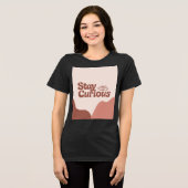 ステイ好奇心 – ミニマリスト感動的引用文 トライブレンドTシャツ (正面全面)