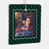 ステイ居心地の良いトレンディーグリーンバッファロープレイドファミリーフォト セラミックオーナメント (右)