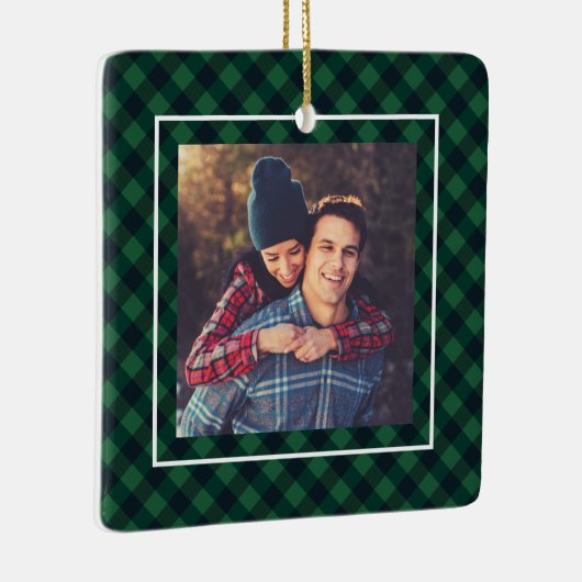 ステイ居心地の良いトレンディーグリーンバッファロープレイドファミリーフォト セラミックオーナメント (右)