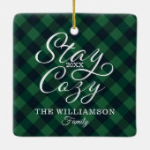 ステイ居心地の良いトレンディーグリーンバッファロープレイドファミリーフォト セラミックオーナメント (裏面)