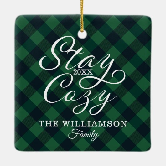 ステイ居心地の良いトレンディーグリーンバッファロープレイドファミリーフォト セラミックオーナメント (裏面)