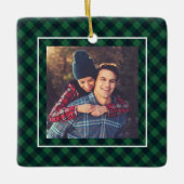 ステイ居心地の良いトレンディーグリーンバッファロープレイドファミリーフォト セラミックオーナメント (正面)