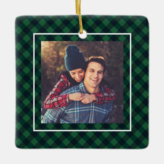 ステイ居心地の良いトレンディーグリーンバッファロープレイドファミリーフォト セラミックオーナメント (正面)