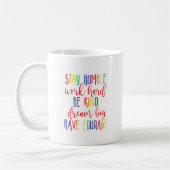 ステイ謙虚な仕事の懸命親切な夢の大きな勇気を持つ コーヒーマグカップ (左)