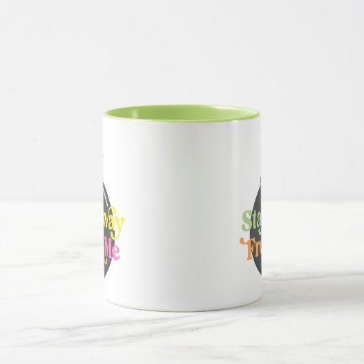 ステイ遠くにムスナーキーおもしろい引用文カラフル マグカップ (中央)
