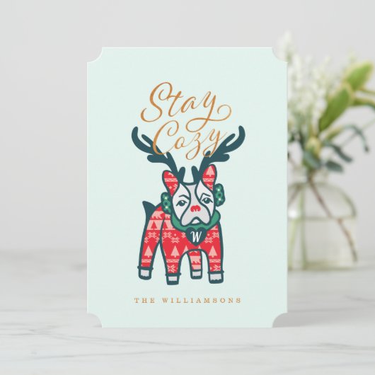 ステイ・コージー |ブルドッグフランスのトナカイのクリスマス シーズンカード (スタンド正面)