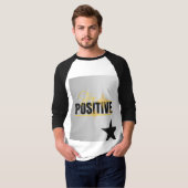 ステイ・ポジティブデザインの黒白Tシャツ Tシャツ (正面フル)